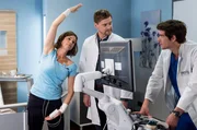 Katja Becker (Dominique Chiout), die Besitzerin eines Fitnessstudios, befürchtet bereits schwindende Muskeln und trainiert, kurz nach ihrer Herz-OP. Dr. Marc Lindner (Christian Beermann, M.) und Ben Ahlbeck (Philipp Danne, r.) sind irritiert. Katja Becker (Dominique Chiout), die Besitzerin eines Fitnessstudios, befürchtet bereits schwindende Muskeln und trainiert, kurz nach ihrer Herz-OP. Dr. Marc Lindner (Christian Beermann, M.) und Ben Ahlbeck (Philipp Danne, r.) sind irritiert.