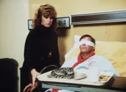 Erschrocken muss Jennifer (Stefanie Powers, l.) feststellen, dass wieder ein Anschlag auf den erblindeten Jonathan (Robert Wagner, r.) ver&uuml;bt wurde.
