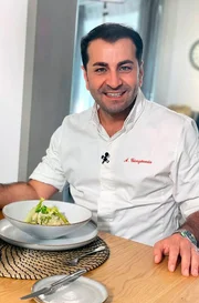 Ali G&uuml;ng&ouml;rm&uuml;s bei Koch's anders in Hemfurth.