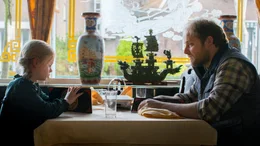 Romy (Vita Heijmen) w&uuml;rde ihre Nachmittage viel lieber bei ihrem Vater (Guido Pollemans) statt in Omas Friseursalon verbringen &ndash; w&auml;re da nicht seine neue Freundin Sandra.