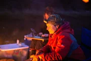 Nach einem Tag des Muschelsuchens kocht Veronica Arrants beim Zelten das Abendessen. (National Geographic/Gil Cano)