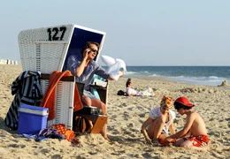 Selbst im Urlaub mit seinen Kindern Emily (Giulia Karkhoff, 2.v.re.) hat Stefan (David C. Bunners) nur Gesch&auml;fte im Kopf.