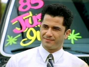 Sunny (Robert Cicchini) ist ein skrupelloser Gebrauchtwagenh&auml;ndler.