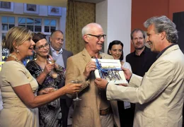 Peter (Peter Sattmann, re.) wird von seiner Frau Charlotte (Jutta Speidel, li.) und den Freunden Jens (Peter Meinhardt, Mitte), Ritschi (Guntbert Warns, 2.v.re.), Klaus (Thomas Thieme, 3.v.li.), Karin (Cornelia Schmaus, 3.v.re.) und Gabi (Edda Leesch, 2.v.li.) zu einer "Vorruhestands-Party" erwartet.