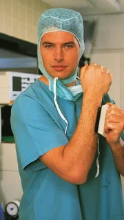 Herz-Spezialist Dr. Thomas Reinhardt (Christopher Barker)