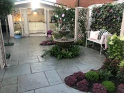 Blick auf die Sitzecke und das Gartenhaus