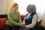 Als Vera (Sybille Waury, links) Sevim (&Ouml;zay Aslanhan, rechts) besucht, bedankt sich Sevim bei ihr daf&uuml;r, dass sie ihr das Leben gerettet hat.