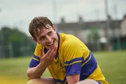 Als einer der besten Sportler der Schule genie&szlig;t Connell (Paul Mescal) den Applaus seiner Mitsch&uuml;ler beim Rugbyspiel.
