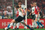1996 - ein Jahr in dem große Träume wahr werden - vor allem im Sport: Fußball-EM '96: Deutschland holte den EM-Titel - Bedrängt vom tschechischen Abwehrspieler Karel Rada (M, verdeckt) zieht Stürmer Oliver Bierhoff (vorn, l) am 30.06.1996 ab und erzielt aus der Drehung das erste Golden Goal im Londoner Wembleystadion im EM-Finale gegen Tschechien - damit war Deutschland Europameister. 1996 - ein Jahr in dem große Träume wahr werden - vor allem im Sport: Fußball-EM '96: Deutschland holte den EM-Titel - Bedrängt vom tschechischen Abwehrspieler Karel Rada (M, verdeckt) zieht Stürmer Oliver Bierhoff (vorn, l) am 30.06.1996 ab und erzielt aus der Drehung das erste Golden Goal im Londoner Wembleystadion im EM-Finale gegen Tschechien - damit war Deutschland Europameister.