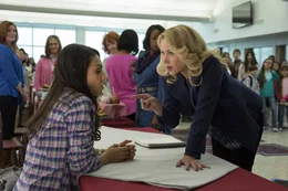 L - R: Mila Kunis als Amy Mitchell, Christina Applegate als Gwendolyn