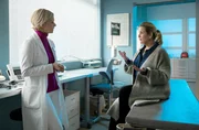 Sarah Marquardt (Alexa Maria Surholt, re.) hat eine neue mechanische Herzklappe. Nun kann sie nachts nicht schlafen, da sie das Gef&uuml;hl hat, ein Klicken zu h&ouml;ren. Dr. Kathrin Globisch (Andrea Kathrin Loewig, li.) konnte beim Abh&ouml;ren nichts Au&szlig;ergew&ouml;hnliches feststellen, will Sarah aber trotzdem zur Beobachtung in der Sachsenklinik behalten. Sarah ahnt von Kathrins Verdacht noch rein gar nichts.