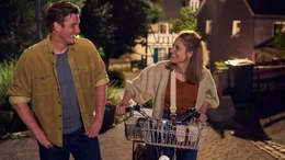 Da liegt was in der Luft: Zwischen Laura (Bettina Burchard, re.) und Paul (Max Bretschneider, li.) knistert es.