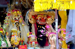 Barong Figur im Zentrum einer hinduistischer Zeremonie.