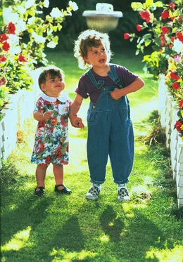 Julie (Megan Milner, l.); Mikey (Lorne Sussman, r.)