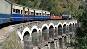 Kalka-Shimla-Bahn: auf knapp 100 km klettert sie rund 1.500 Meter in die Höhe, passiert zahlreiche Tunnel, Brücken und Kurven. Kalka-Shimla-Bahn: auf knapp 100 km klettert sie rund 1.500 Meter in die Höhe, passiert zahlreiche Tunnel, Brücken und Kurven.