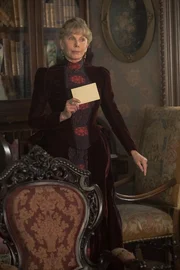 Christine Baranski als Agnes Van Rhijn