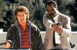 Die ungleichen Cops Riggs (Mel Gibson, l.) und Murtaugh (Danny Clover) werden mit einem vermeintlich 'idiotensicheren' Job beauftragt: Sie sollen einen Kronzeugen bis zu dessen Gerichtsaussage besch&uuml;tzen.