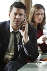Booth (David Boreanaz) und Brennan (Emily Deschanel) bekommen einen neuen Fall, als der Kopf einer jungen Frau in einem Sumpf gefunden wird. Booth (David Boreanaz) und Brennan (Emily Deschanel) bekommen einen neuen Fall, als der Kopf einer jungen Frau in einem Sumpf gefunden wird.