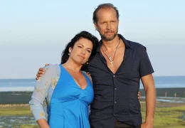 An der Seite des Naturburschen Jan (Jochen Horst) findet Anne (Christine Neubauer) die Romantik, die ihr fehlt.