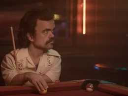 James (Peter Dinklage) ist hoffnungslos in Mildred verliebt.