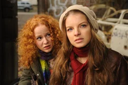 Ihre Freundin Betty (Laura Lo ZitoI, l.) ist total verwirrt. Sie sieht nichts, doch Laura (Yvonne Catterfeld, r.) ist fest davon &uuml;berzeugt, dass neben ihr ein wunderbarer Mann sitzt ...