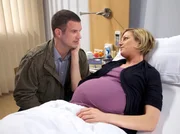 Julia Lindner (Julia Stinshoff) beruhigt ihren Mann Markus (Simon B&ouml;er) nach mehreren Fehlgeburten.