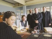 Margarete (Heike Makatsch) kann die Kreditzinsen nicht mehr zahlen und hat zum dritten Mal einen Termin in der Bank vers&auml;umt. Nun ist der Vorstand der Kreditanstalt in die Firma gekommen, um von Margarete und Fritz (Felix Eitner, 2.v.l.) die &Uuml;bertragung der Firma einzufordern..