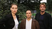 Andre (Mark Keller, re.) und Semir (Erdogan Atalay) spekulieren mit der Sicherheitsbeauftragten Victoria G&ouml;tzinger (Catherine Flemming), wer der Erpresser sein k&ouml;nnte.