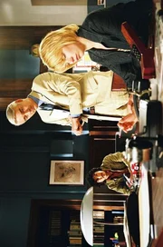 Felix (Christoph M. Ohrt, M.) &uuml;bernimmt die Vertretung von Petra Noethen (Theresa H&uuml;bchen, r.) und Chiche Monz&oacute;n (Raffel Garcias, l.), denen ein Standesbeamter die Trauung verweigert hat.