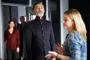 Als Geheimdienstchef Brujan (Ercan Durmaz) bei Krüger (Katja Woywood, l.) und Susanne (Daniela Wutte) auftaucht, um das Baby zu holen, ist es 'plötzlich' verschwunden. Als Geheimdienstchef Brujan (Ercan Durmaz) bei Krüger (Katja Woywood, l.) und Susanne (Daniela Wutte) auftaucht, um das Baby zu holen, ist es 'plötzlich' verschwunden.