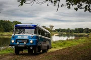 Der blaue Robur-Bus am Ufer der Oder an einem alten Deich in der N&auml;he von Glogau.