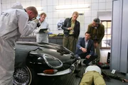 Mord in der Oldtimerwerkstatt: Die Rosenheim-Cops (v.l.n.r.: Max M&uuml;ller, Igor Jeftic, Dieter Fischer) ermitteln.