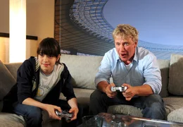 Alex (J&ouml;rg Sch&uuml;ttauf) und seine Tochter Charlie (Annika und Francesca Bolkart) verstehen sich pr&auml;chtig und teilen fast alle Vorlieben.