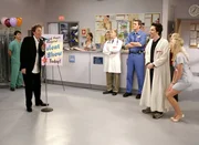 J.D. (Zach Braff) hat einen neuen Patienten namens James Charles, in dem er sofort einen der Autoren seiner Lieblings-Sitcom "Cheers" erkennt und dadurch in einen Tagtraum verf&auml;llt. (V.l.n.r.) Kenny (Clay Aiken), Dr. Bob Kelso (Ken Jenkins), der Hausmeister (Neil Flynn) und Elliot (Sarah Chalke).