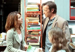 05.05) um 10:35 Uhr im Ersten. In einem Antiquariat treffen Klaus (Michael Roll) und Judith (Christina Plate, li.) sich unversehens wieder. Klaus' Tochter Anna (Maria Ehrich) streitet sich mit Judith um ein Buch.