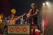 Seitenstechen ist bei diesem Trick nicht ausgeschlossen: Illusionist Raoul Delgado (Jonathan Bonnici, M.) testet die Nerven von Restaurantbesitzer Ashley Denton (Terence Maynard, r.).