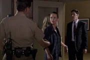 Haben JJ (A. J. Cook, M.) und Hotch (Thomas Gibson, r.) in Deputy Marty Bennett (Brady Smith, l.) den Täter gefunden, nach dem sie suchen? Haben JJ (A. J. Cook, M.) und Hotch (Thomas Gibson, r.) in Deputy Marty Bennett (Brady Smith, l.) den Täter gefunden, nach dem sie suchen?