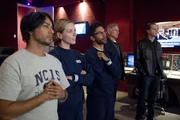 Um einen Fall eines Hackerangriffs zu lösen, wenden sich Gibbs (Mark Harmon, 2.v.r.), McGee (Sean Murray, r.) und das restliche Team an Ajay (Vik Sahay, l.), Heidi (Erin Allin O'Reilly, 2.v.l.) und Kevin (Ethan Rains, M.), drei inhaftierte Cyberterroristen, die jedoch eine ganze Menge Probleme machen ... Um einen Fall eines Hackerangriffs zu lösen, wenden sich Gibbs (Mark Harmon, 2.v.r.), McGee (Sean Murray, r.) und das restliche Team an Ajay (Vik Sahay, l.), Heidi (Erin Allin O'Reilly, 2.v.l.) und Kevin (Ethan Rains, M.), drei inhaftierte Cyberterroristen, die jedoch eine ganze Menge Probleme machen ...
