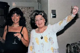 Magda Schneider (re.) feiert ihren 70. Geburtstag am 17. Mai 1979 mit ihrer Tochter Romy (li.).
