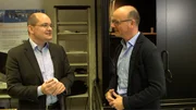 Karsten Schwanke (rechts) fragt: Wie baut man ein Haus auf dem Mond, eine zukünftige Station auf dem Mars? Prof. Dr. Matthias Sperl, Physiker am Deutschen Zentrum für Luft- und Raumfahrt in Köln, hat eine Idee: Gebaut wird nur mit den vorhandenen Ressourcen – Mondstaub und Sonnenlicht genügen, um Ziegel zu backen. Genial, aber gar nicht einfach. Karsten Schwanke (rechts) fragt: Wie baut man ein Haus auf dem Mond, eine zukünftige Station auf dem Mars? Prof. Dr. Matthias Sperl, Physiker am Deutschen Zentrum für Luft- und Raumfahrt in Köln, hat eine Idee: Gebaut wird nur mit den vorhandenen Ressourcen – Mondstaub und Sonnenlicht genügen, um Ziegel zu backen. Genial, aber gar nicht einfach.