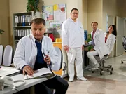 Hans Peter Brenner (Michael Trischan, 3. von rechts) h&auml;tte fast seinen Pr&uuml;fungstermin f&uuml;r Nahttechniken verschwitzt. Nun steht er m&auml;chtig unter Druck und sucht dringend jemanden, der mit ihm die verschiedenen Techniken noch einmal durchgeht.