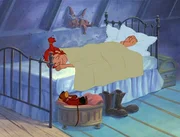 Als Pippi in ihrem Bett schl&auml;ft, versucht der dicke Gauner Donner-Karlsson, Pippis Goldm&uuml;nzen zu stehlen. Herr Nilsson, das &Auml;ffchen, schl&auml;gt Alarm.