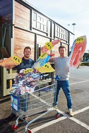 Brechen gemeinsam zu neuen kulinarischen Abenteuern auf und bekommen dabei prominente Küchenhelfer: Jamie Oliver (r.) und Jimmy Doherty (l.) ...