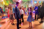 Peyton Meyer (Trip Windsor), Julia Butters (Anna-Kat Otto).