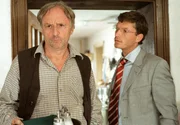 Der Anwalt Patrick von Halen (Hardy Kr&uuml;ger jr., rechts) versucht Ludwig (G&uuml;nther Maria Halmer) davon abzuhalten, sein Land zu verkaufen.