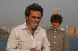 Angestellte, aber auch treue Freunde Largos: Freddy (Gilbert Melki, l.) und Butler Gauthier (Nicolas Vaude, r.).