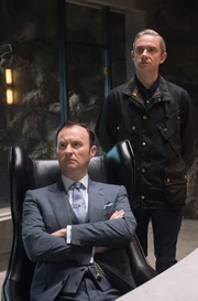 Mycroft (Mark Gatiss, li.) und Watson (Martin Freeman) begleiten Sherlock auf die Gefängnisinsel Sherrinford.