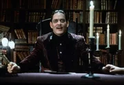 Als Gomez (Raul Julia) erf&auml;hrt, dass Fester gar nicht sein Bruder ist, rastet er total aus ...