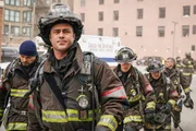 Chicago Fire Staffel 6 Folge 21 Bereit zum Einsatz: Taylor Kinney als Kelly Severide (zuvorderst) Chicago Fire Staffel 6 Folge 21 Bereit zum Einsatz: Taylor Kinney als Kelly Severide (zuvorderst)