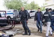 Um herauszufinden, was es mit dem Goldraub auf sich hat, m&uuml;ssen Callen (Chris O'Donnell, r.) und Hanna (LL Cool J, l.) mit drei ehemaligen Vietnamkriegskameraden von Hetty kooperieren ...